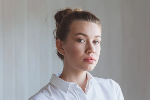 Retrato close-up de jovem bela mulher — Fotografia de Stock