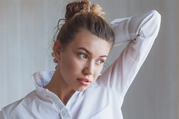 Retrato close-up de jovem bela mulher — Fotografia de Stock