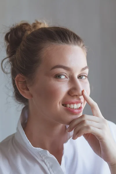 Retrato de cerca de la joven hermosa mujer — Foto de Stock