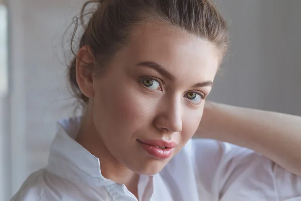 Retrato close-up de jovem bela mulher — Fotografia de Stock