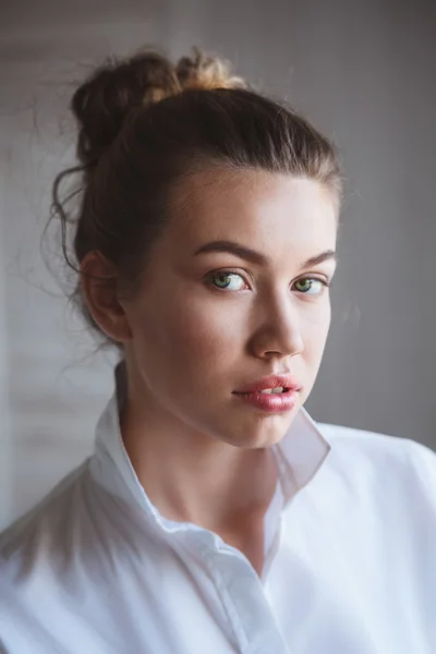 Retrato close-up de jovem bela mulher — Fotografia de Stock