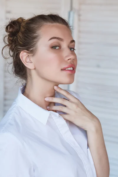 Retrato de mujer hermosa joven — Foto de Stock