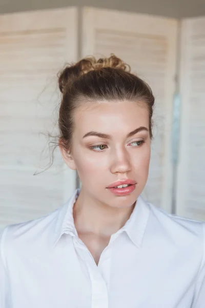 Retrato de mujer hermosa joven — Foto de Stock