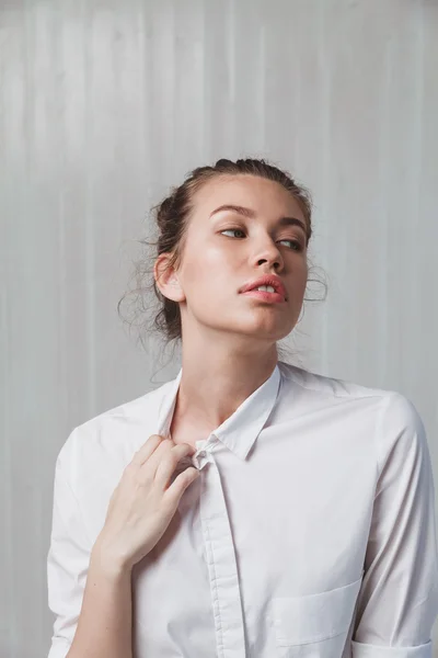 Retrato de mujer hermosa joven — Foto de Stock