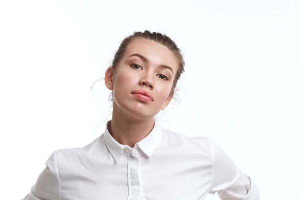 Retrato de cerca de la joven hermosa mujer aislada — Foto de Stock