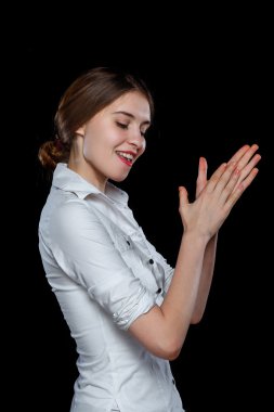 Siyah arka plan üzerinde izole genç casual kadın