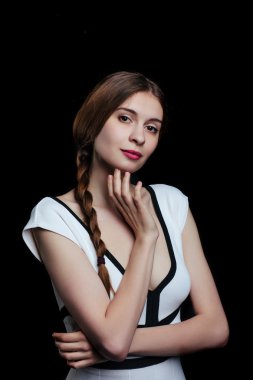 Studio poz güzel genç kadın