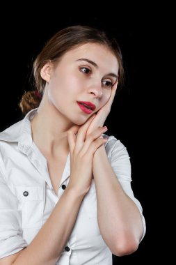 Siyah arka plan üzerinde izole genç casual kadın