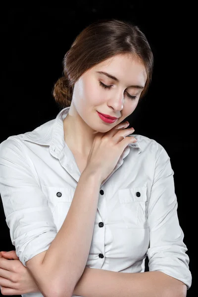 Mujer casual joven aislada sobre fondo negro — Foto de Stock