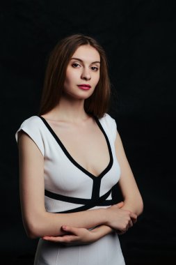 Studio poz güzel genç kadın