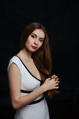 Studio poz güzel genç kadın