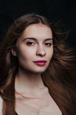 Studio poz güzel genç kadın