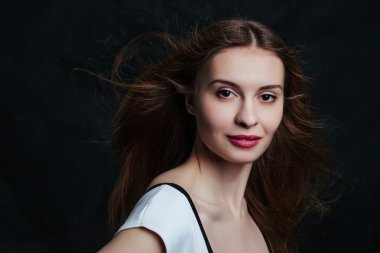 Studio poz güzel genç kadın