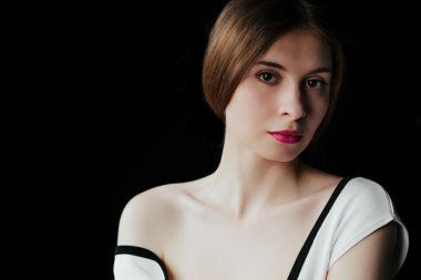 Studio poz güzel genç kadın