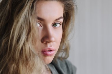 portre genç güzel kadın kapatmak