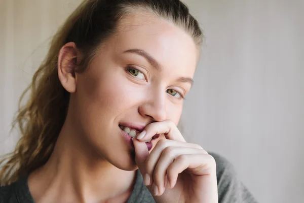 Retrato de cerca de la joven hermosa mujer — Foto de Stock