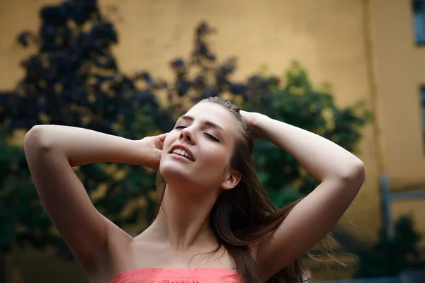 Beleza feminina natural na chuva de verão — Fotografia de Stock