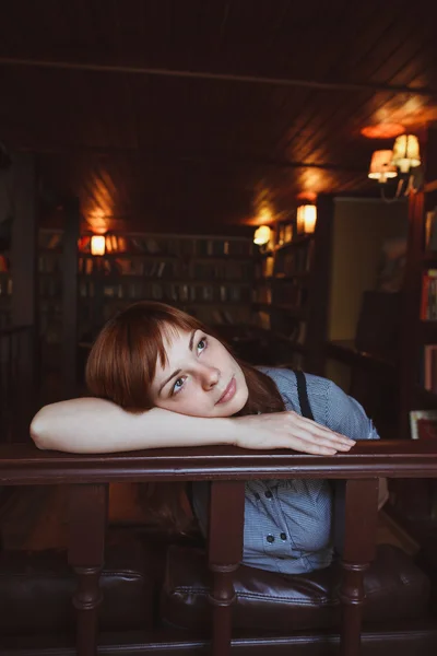 Красива студентка в університетській бібліотеці — стокове фото