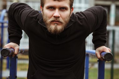 Sokakta onun egzersiz sırasında kas adam