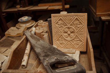 çalışma alanı bir atölyede araçları ile