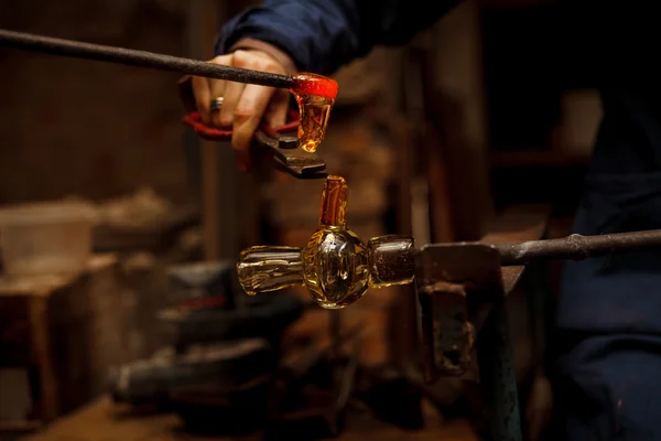 Glaskunstenaar in haar atelier maken van glaswerk — Stockfoto