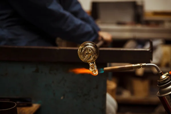 Glass Artist in her workshop making glassware — Stock Photo, Image