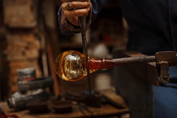 Artista de vidrio en su taller haciendo cristalería — Foto de Stock