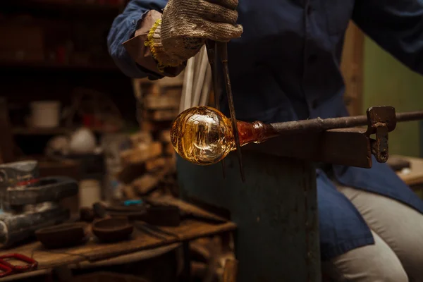 Artista de vidrio en su taller haciendo cristalería — Foto de Stock