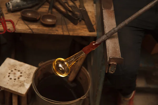 Artista de vidrio en su taller haciendo cristalería — Foto de Stock