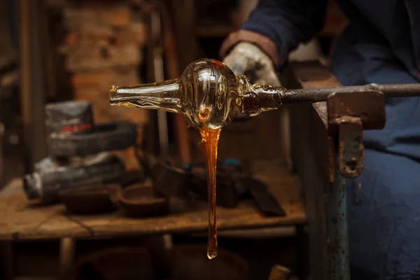 Artista de vidrio en su taller haciendo cristalería — Foto de Stock