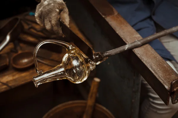 Artista de vidrio en su taller haciendo cristalería — Foto de Stock