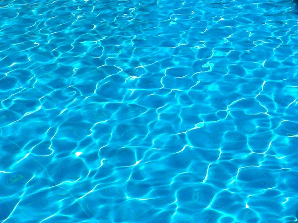 Mavi berrak su ve neon etkisi deseni