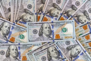 Para masanın üstünde.