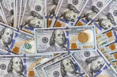 Para masanın üstünde.