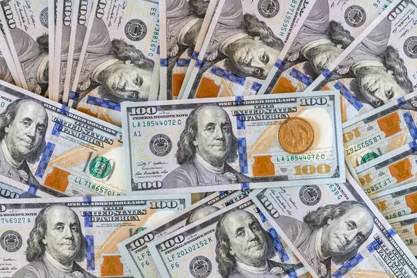 Para masanın üstünde.