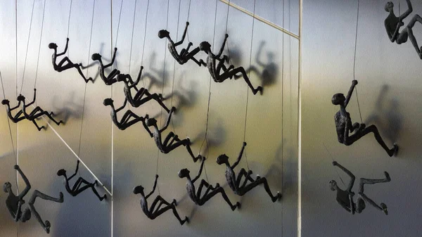 Kariyer basamaklarını tırmanmak zor.