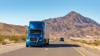 Kamyon yol boyunca ilerliyor.