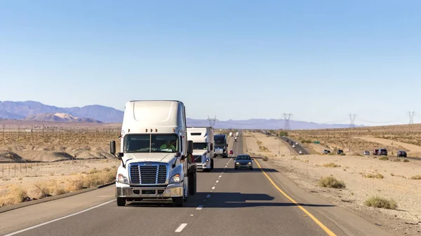 Camion Sta Muovendo Lungo Strada Vista Frontale — Foto Stock