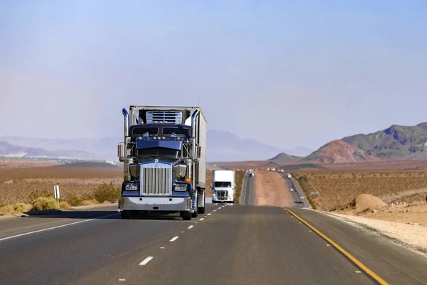 Kamyon yol boyunca ilerliyor.