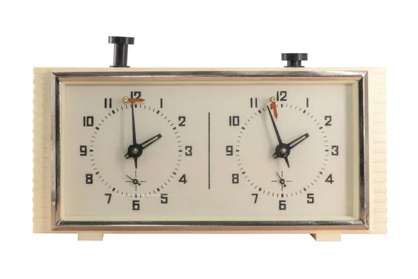 Satranç saati beyaz arkaplanda izole edildi, zaman tükeniyor