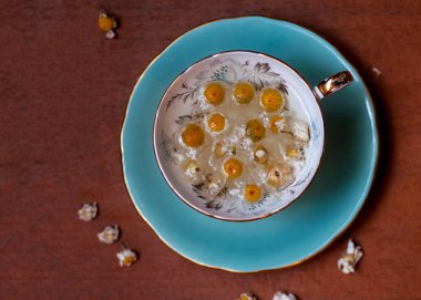 Eski bir çay fincanında papatya çayı