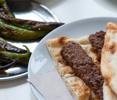Bir plaka üzerinde lezzetli kebap