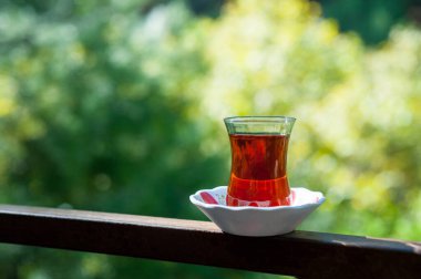 Bahçedeki yıpranmış balkon korkuluğunda Türk çayı