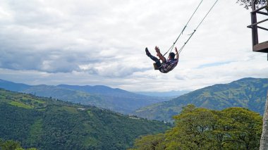 Dünyanın sonundaki salıncak. La Casa del Arbol, Banos, Ekvador.