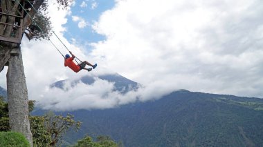 Dünyanın sonundaki salıncak. La Casa del Arbol, Banos, Ekvador.