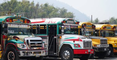 Tipik Renkli Guatemala Tavuk Otobüsü. Antigua, Guatemala - 26 Nisan 2017.