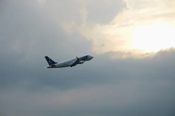 LOT Polish Airlines Embraer (em inglês). Hamburgo — Fotografia de Stock