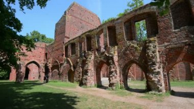 Eldena Harabeleri yaşlı 