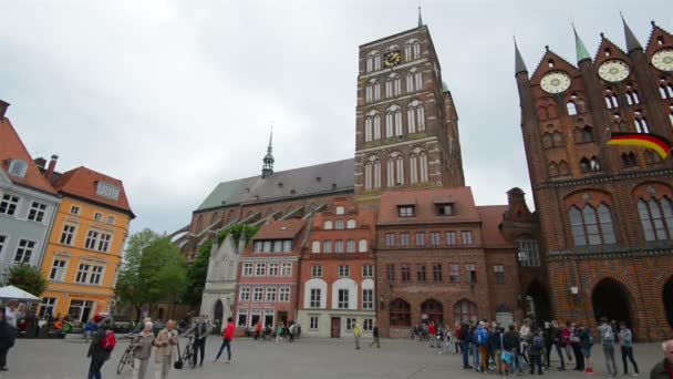 Het stadhuis in Stralsund — Stockvideo