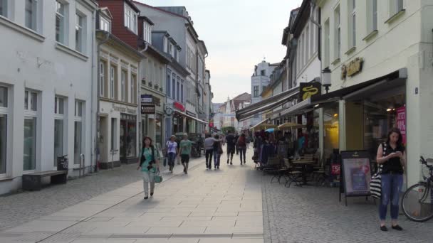 Ulicach historycznego centrum. Greifswald — Wideo stockowe